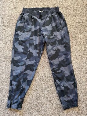 Old Navy Women's Gray & Black Camo Jogger Track Pants